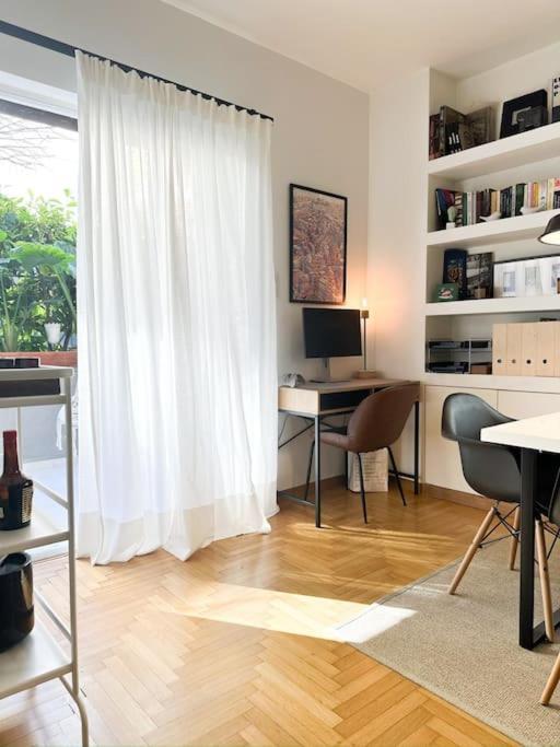 Athenian Coastal Urban Living * Athen